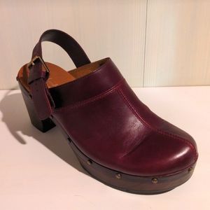 Clarks 8.5 Maroon Clogs